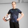 PUMA x CHRISTIAN PULISIC Büyük Çocukların Hayallerinin Peşinde Forması PUMA x CHRISTIAN PULISIC Büyük Çocukların Hayallerinin Peşinde Forması