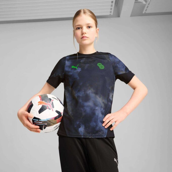 PUMA x CHRISTIAN PULISIC Büyük Çocukların Hayallerinin Peşinde Forması PUMA x CHRISTIAN PULISIC Büyük Çocukların Hayallerinin Peşinde Forması