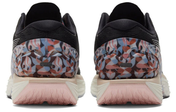 (WMNS) Maggie Stephenson x Run XX Nitro Sanat Eseri “Black Arctic Ice”